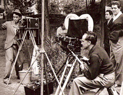 Gabriel Figueroa a la cámara durante la filmación de una escena de El señor Fotógrafo.