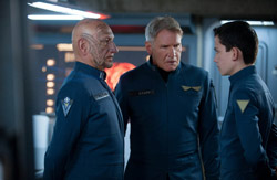 Ben Kingsley y Harrison Ford en El juego de Ender