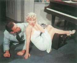 Marilyn Monroe cae sobre Tom Ewell