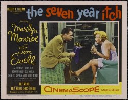 Marilyn Monroe y Tom Ewell sentados