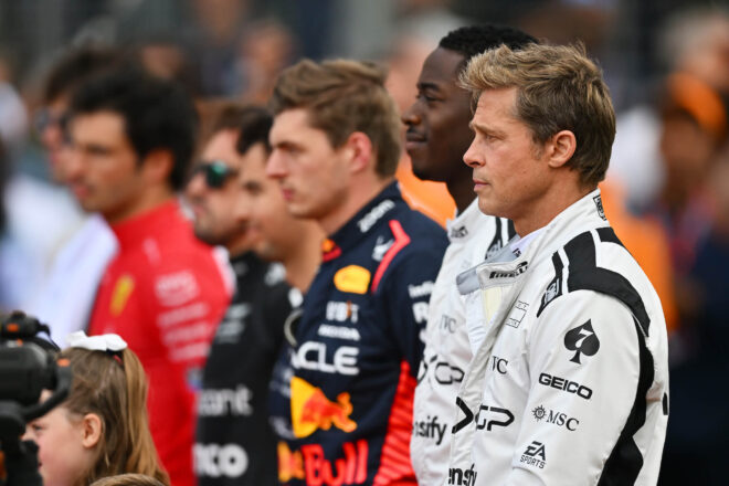 Pilotos auténticos de F1, se unen como parte del elenco.