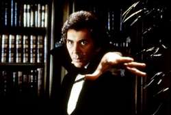 Frank Langella, como Drácula