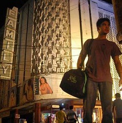 los grandes cines sirven como verdaderos templos de iniciación y cortejo sexual 