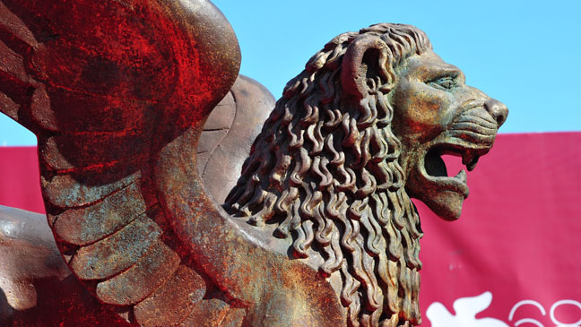 A Sculpture of a lion is displayed outsi