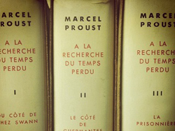 Luchino_VIsconti_leyendo a Proust