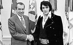 Fotografía de Elvis con el presidente Nixon.jpg
