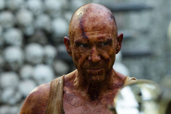 Ralph Fiennes interpreta al doctor Kelson.